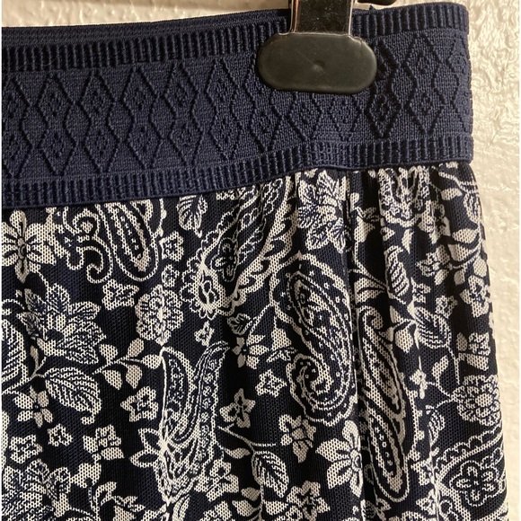Lavish Blue/White paisley skirt Size Large - Picture 2 of 4